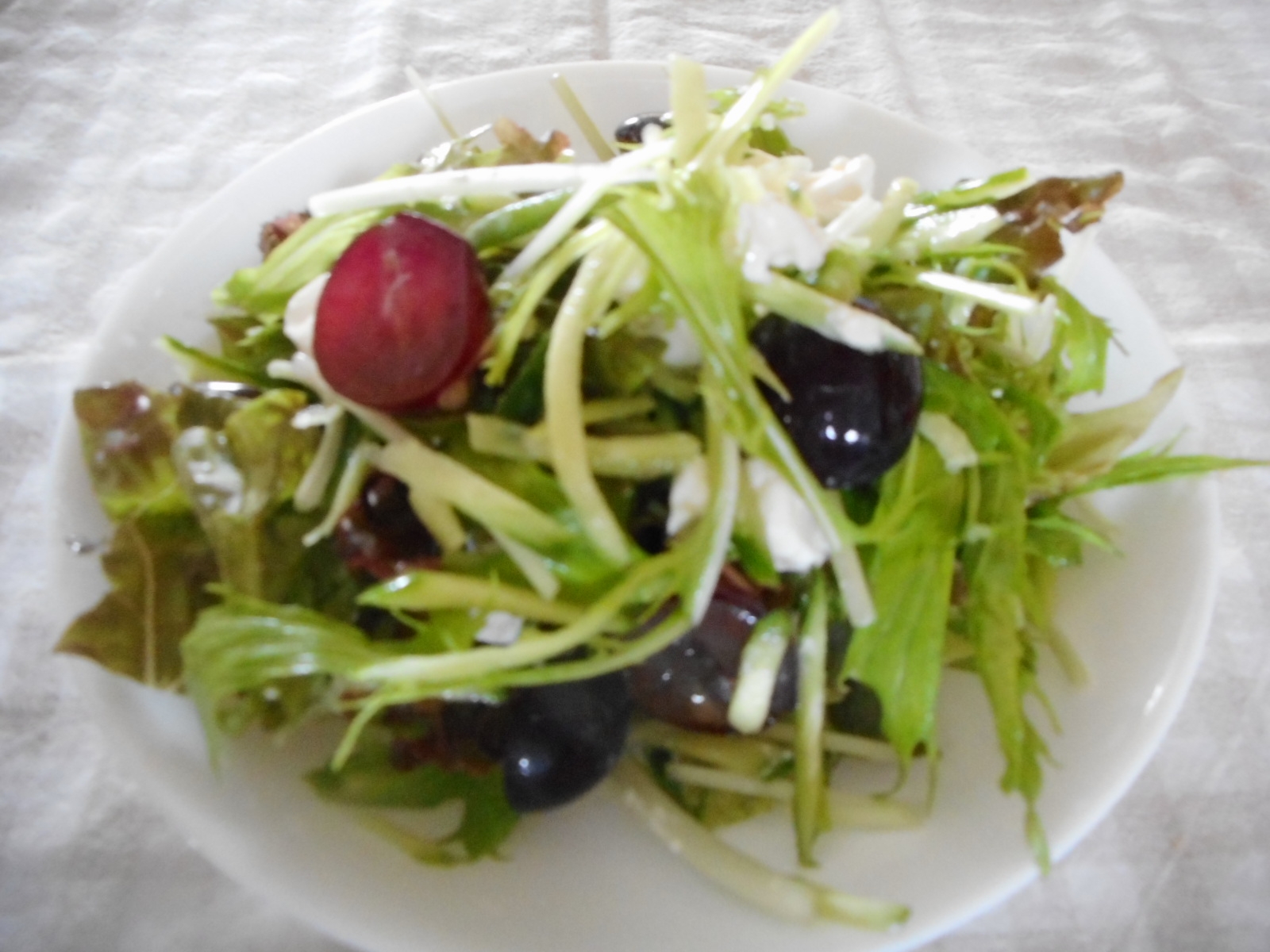 水菜とブドウとクリチのサラダ