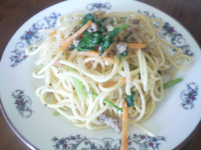 花柄のお皿に盛り付けられたほうば味噌のパスタ