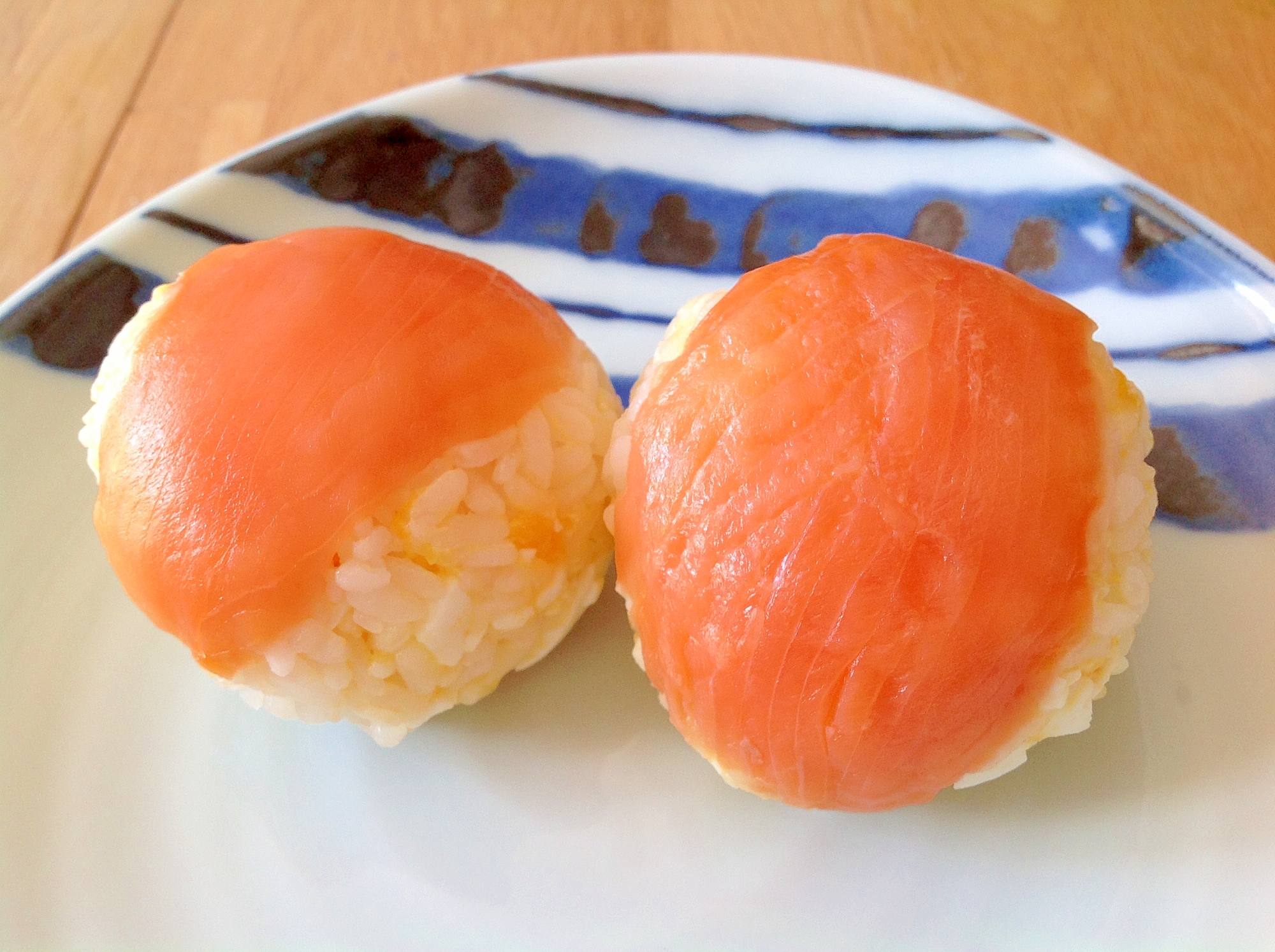 卵入りご飯とスモークサーモンの手毬寿司
