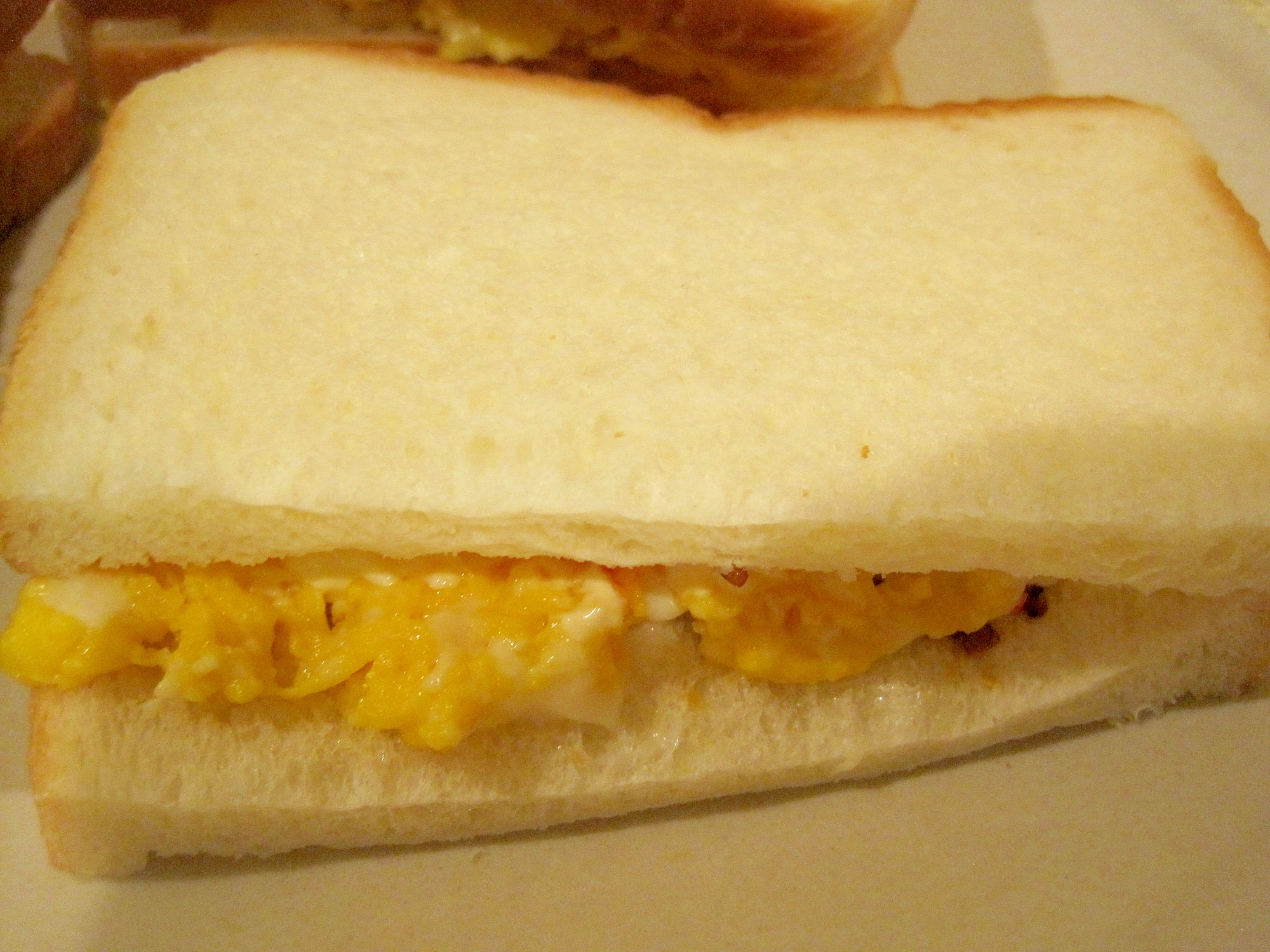 カニカマと玉ねぎのスクランブルエッグサンドイッチ