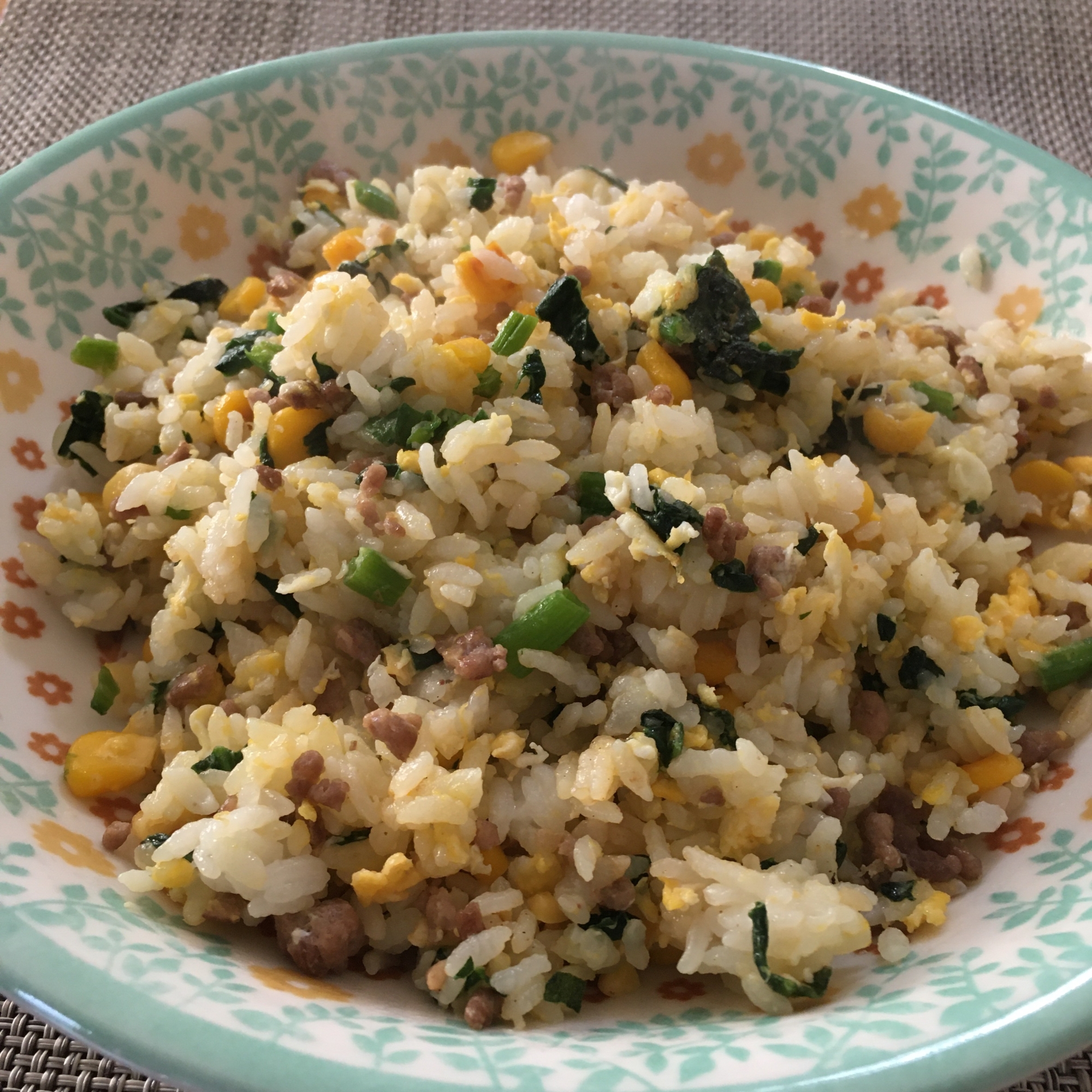 ほうれん草とコーンと卵のひき肉チャーハン