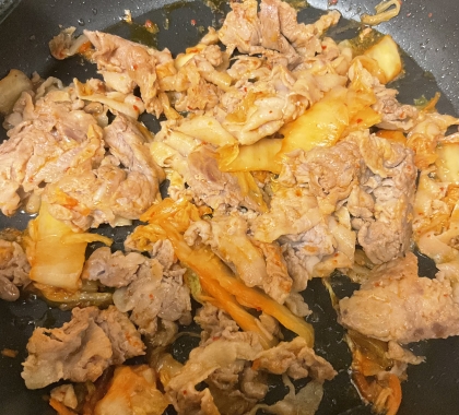 今日は、豚バラ肉とキムチのみ♬簡単！！豚キムチ