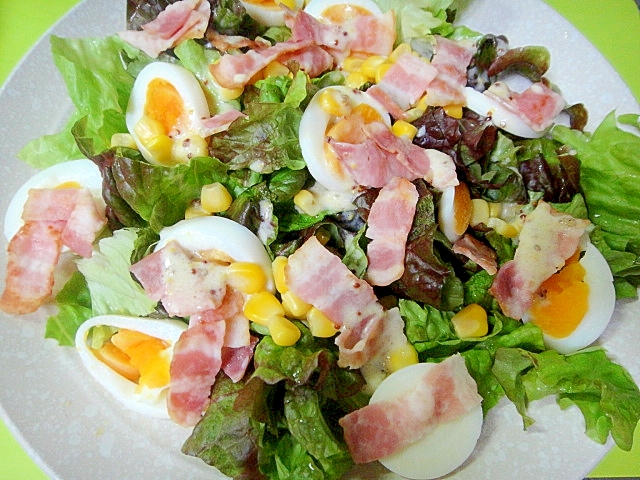 ゆで卵とカリカリベーコンレタスのサラダ