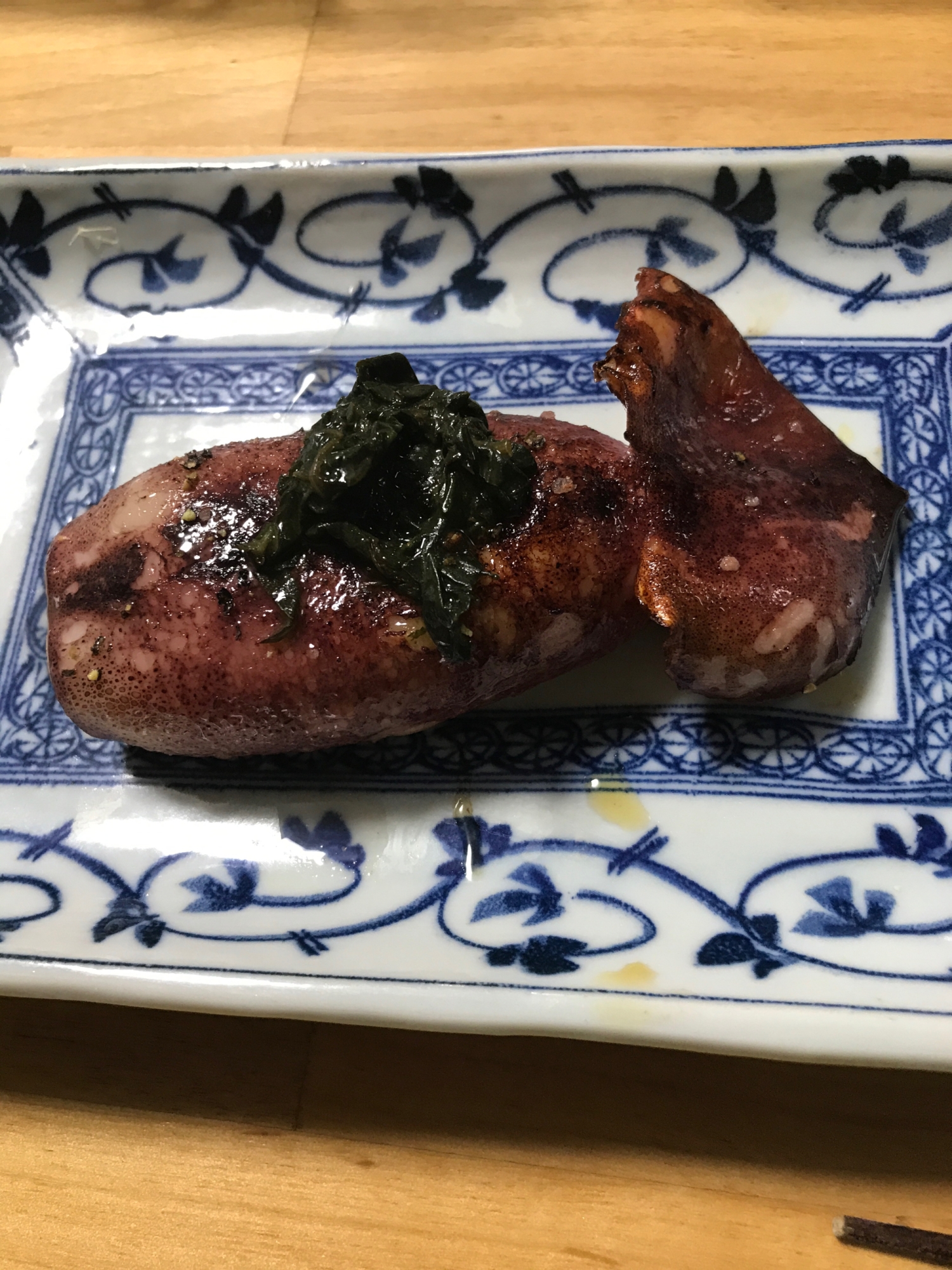 イカの丸焼き、バジルオイルかけ