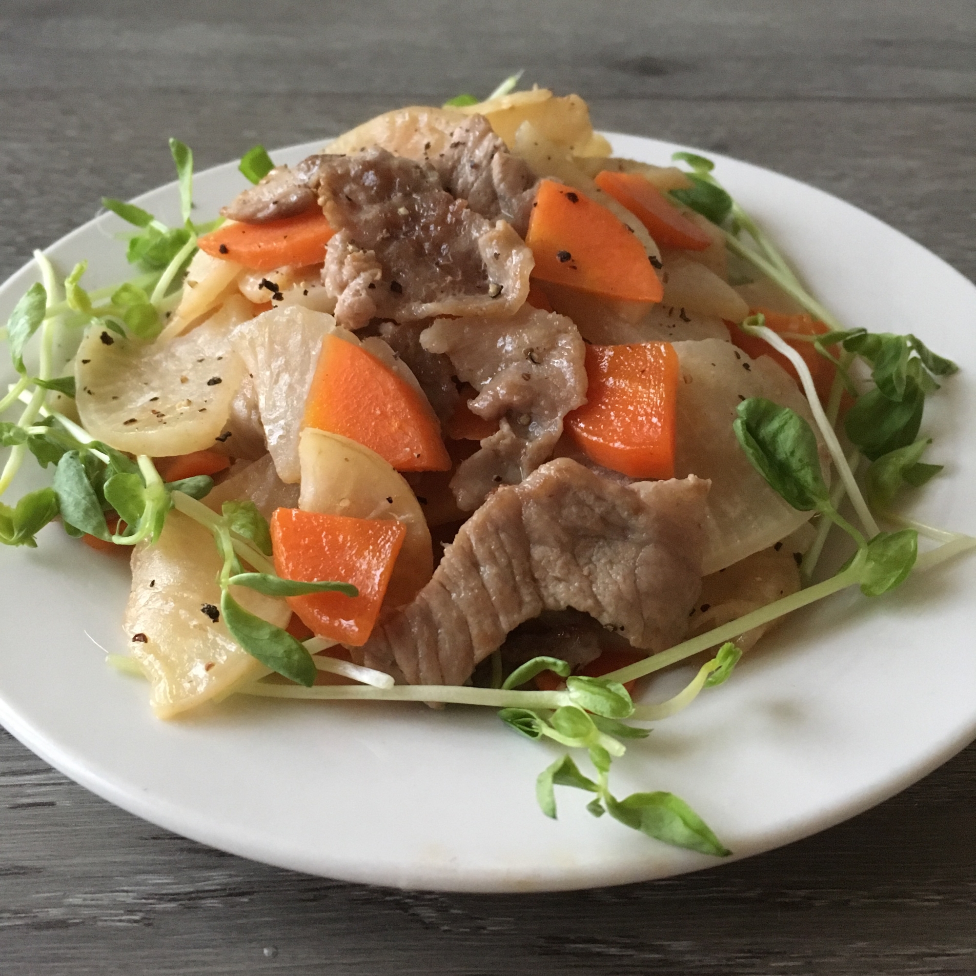 豚こま肉と大根と人参の炒め物♪