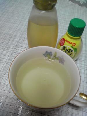 ポッカレモンとコップに注いだはちみつレモン