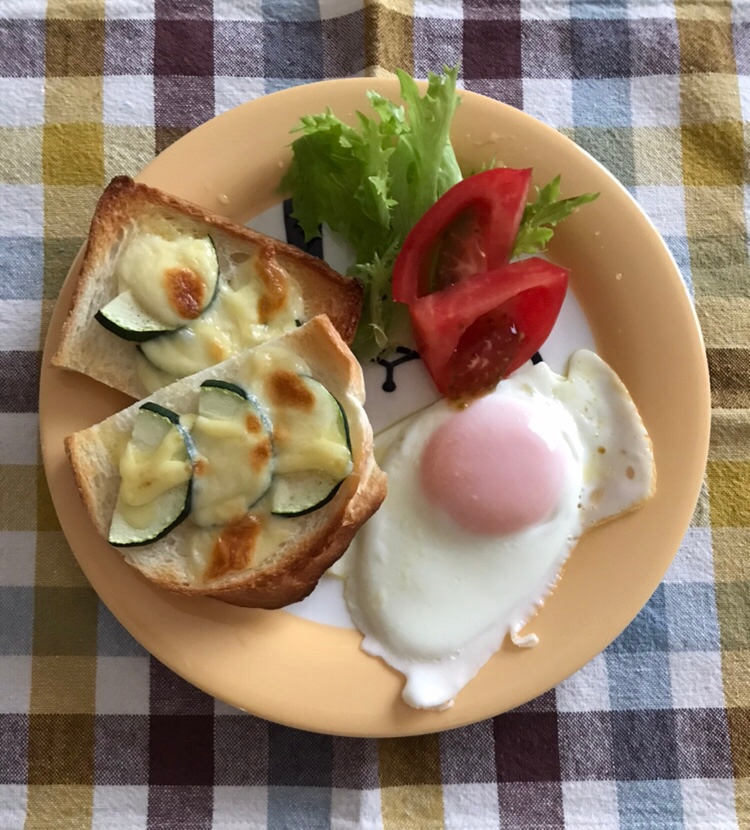 ズッキーニのチーズトーストの朝ごはんプレート