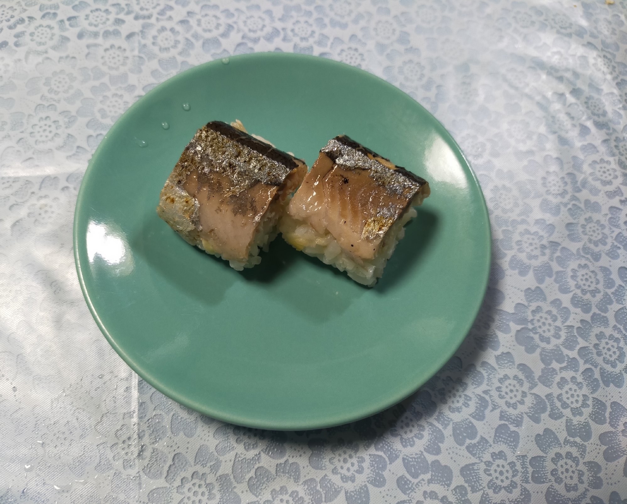 ラップで簡単☪︎旨味拡がる♪焼さんま秋刀魚の棒寿司
