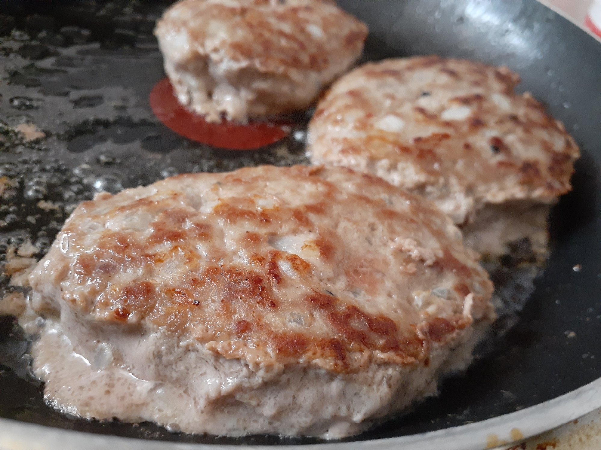 氷で旨味を閉じ込める！ジューシー肉汁のハンバーグ！