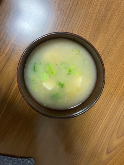 ブロッコリーと豆腐の味噌汁