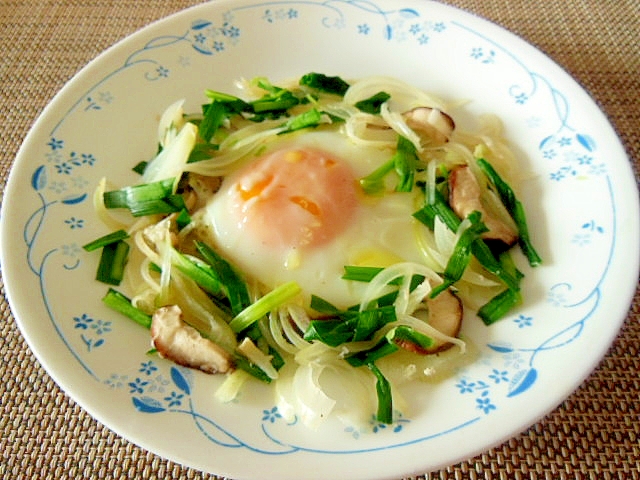 にらと玉ねぎとシイタケの巣ごもり卵 レシピ 作り方 By エゾモモンガさん 楽天レシピ