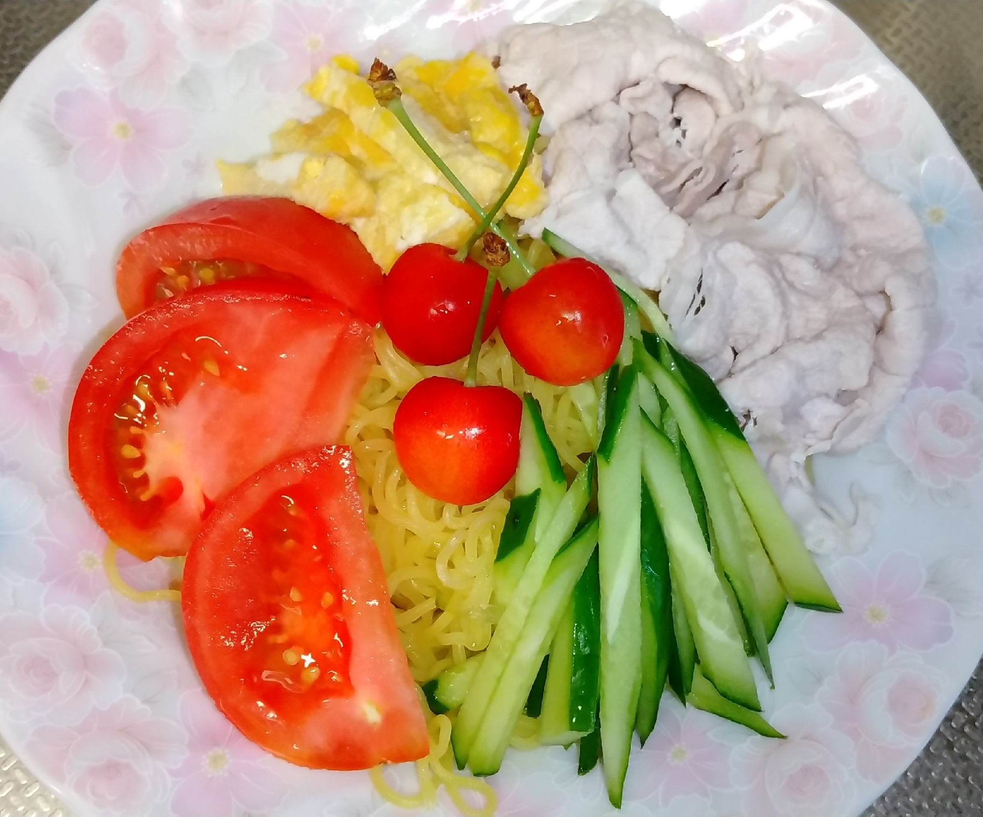 *トマトと豚しゃぶ冷やし中華さくらんぼのせ*