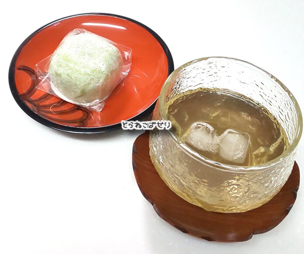 冷たい緑茶と和菓子