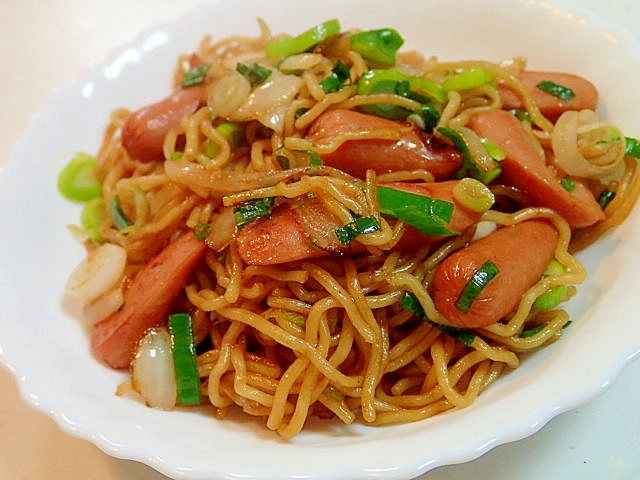 胡麻油で　ウインナーと玉葱と葱のソ一ス焼きそば