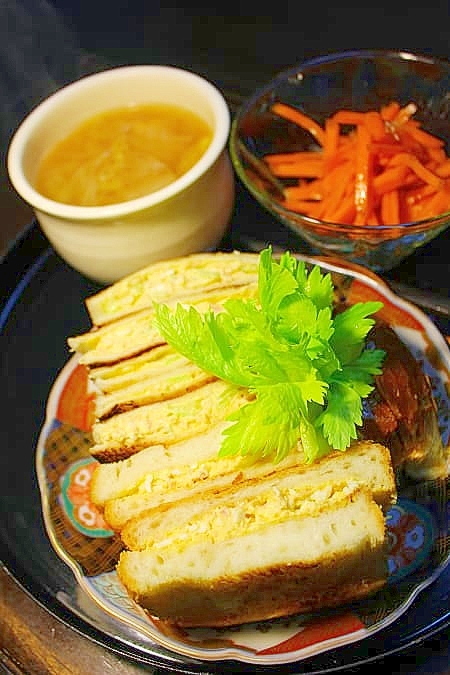 和柄の皿にのったセロリと卵とツナのトーストサンド