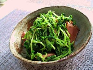 味付け要らず☆お弁当にも☆焼き豚&豆苗炒め