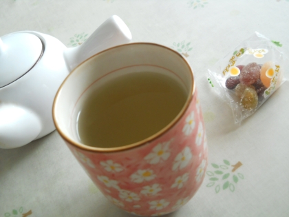 昨日は初夏のようなお天気だったけど、冷え性の私にはちょうどよかったわ(~o~)
なので暑くても熱い緑茶を飲む私です♪
生姜の香りも癒されました。ふ～っ❤