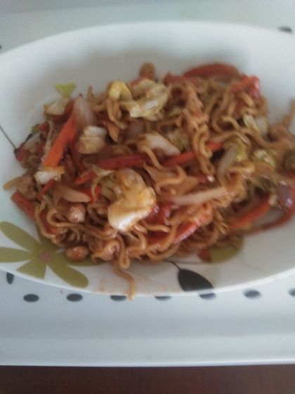 豚ひき肉とキャベツ人参玉ねぎの焼きそば