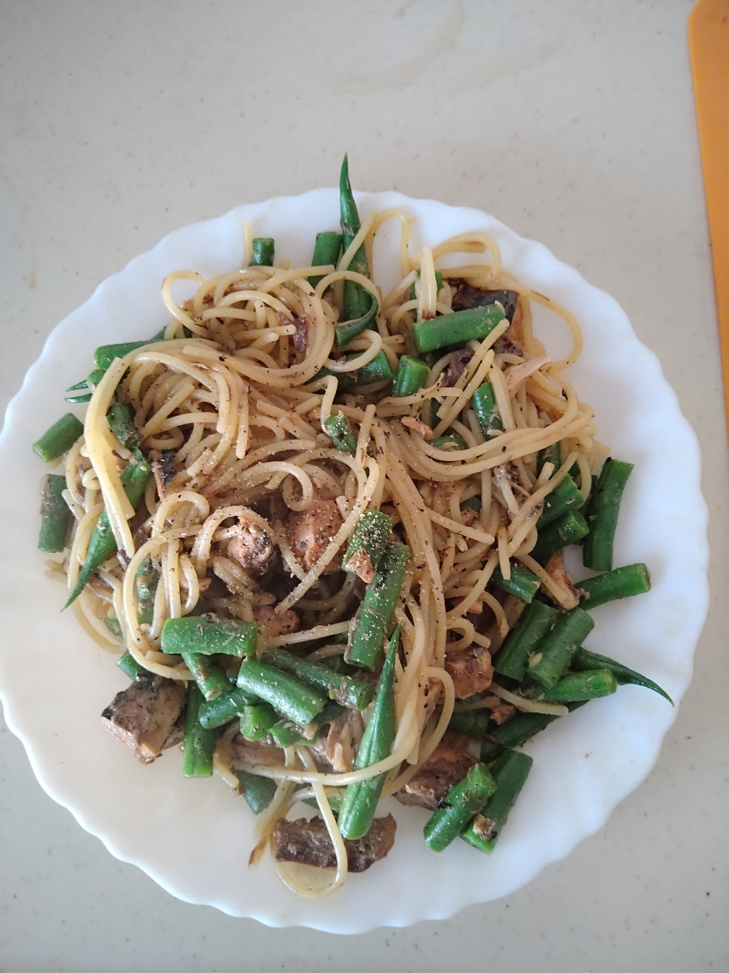 サバ醤油煮缶とさやいんげんの和風パスタ