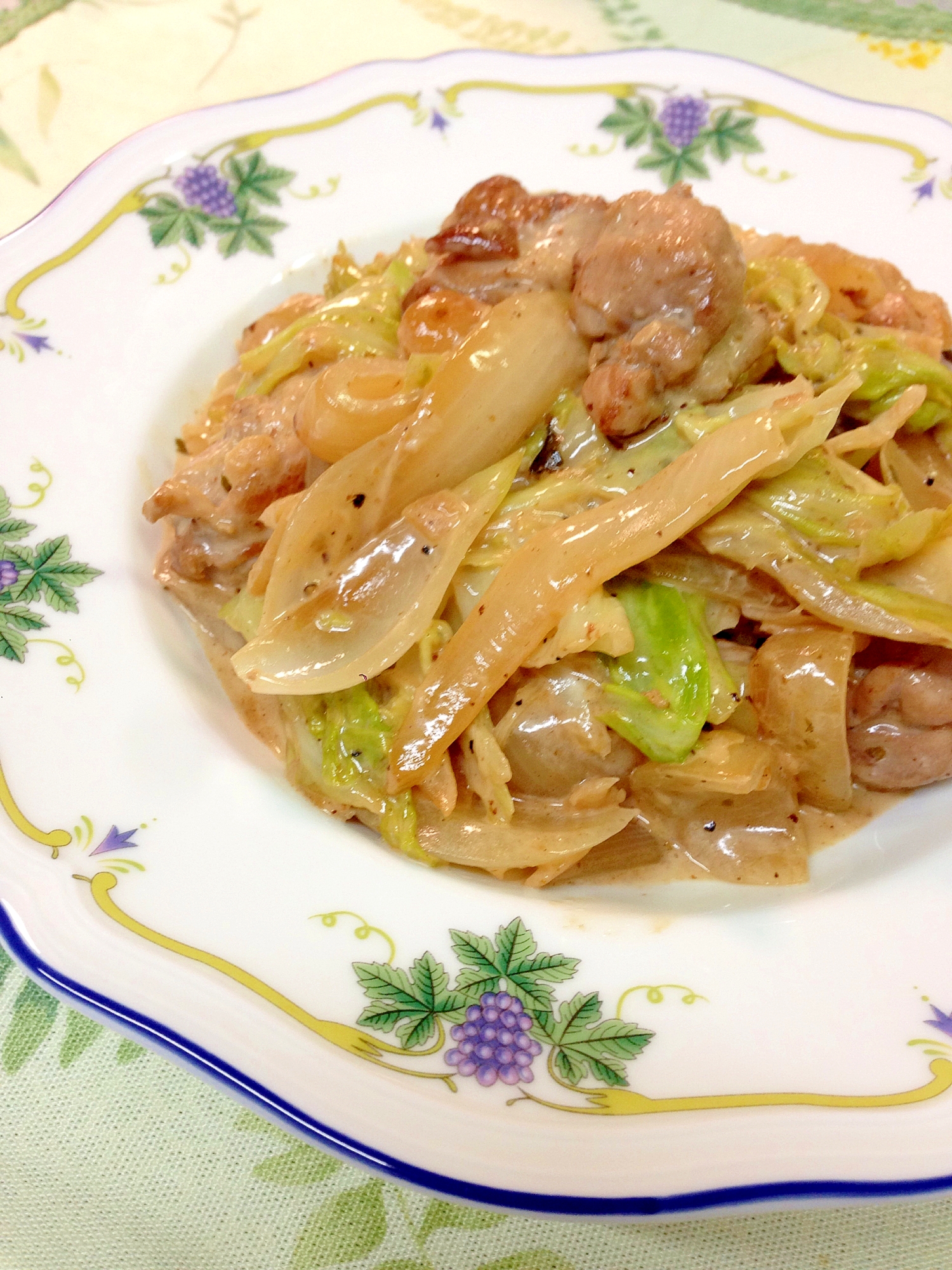 鶏肉と玉ねぎ、キャベツのクリーム煮