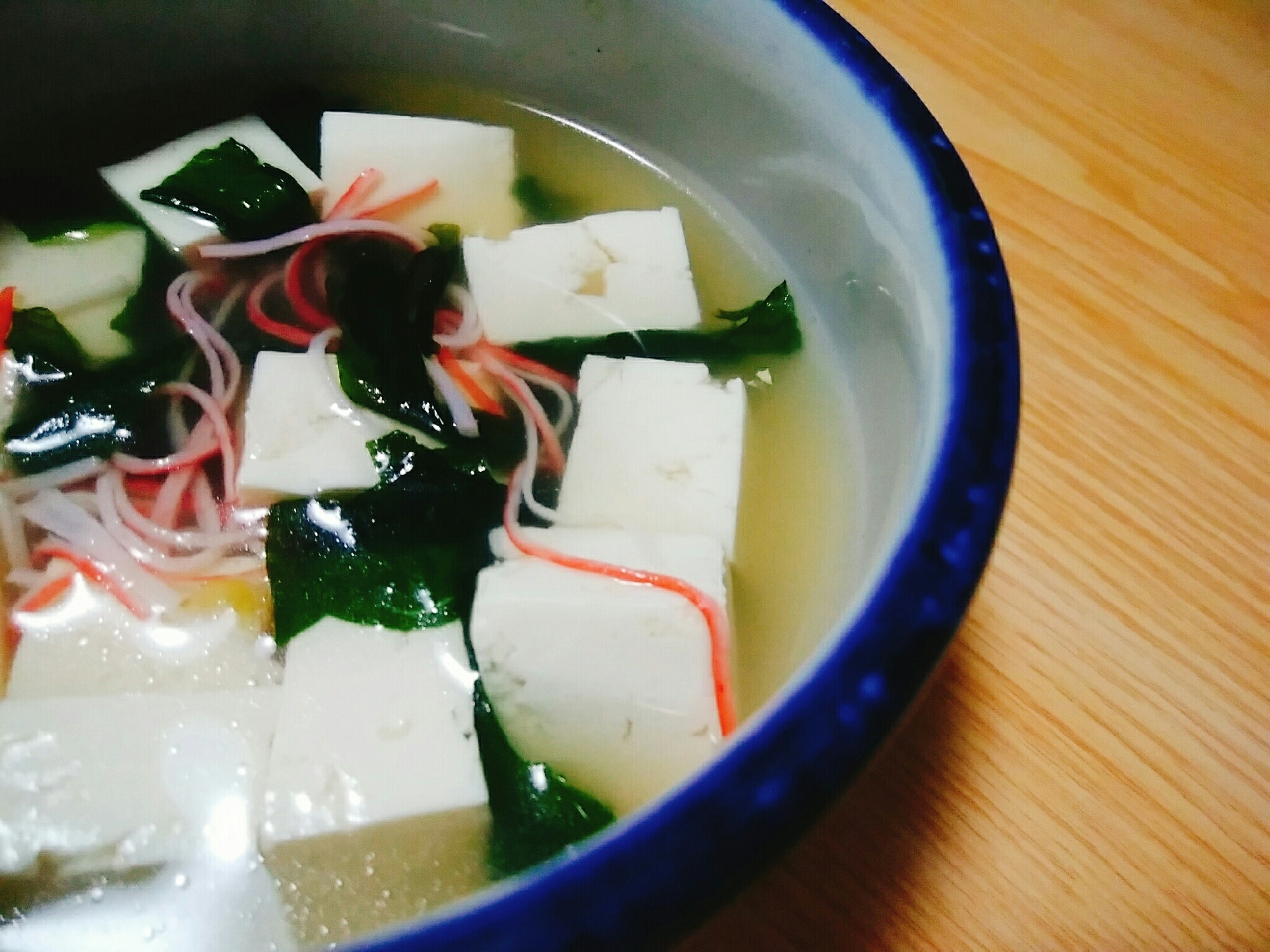 豆腐とわかめとカニカマのコンソメスープ