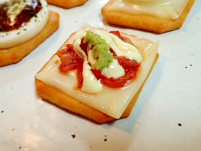 山葵/マヨで　チーズとキムチの焼きクラッカー
