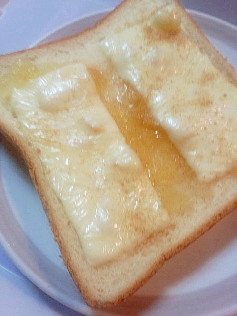 おやつにも☆甘くてとろ～りな林檎チーズトースト