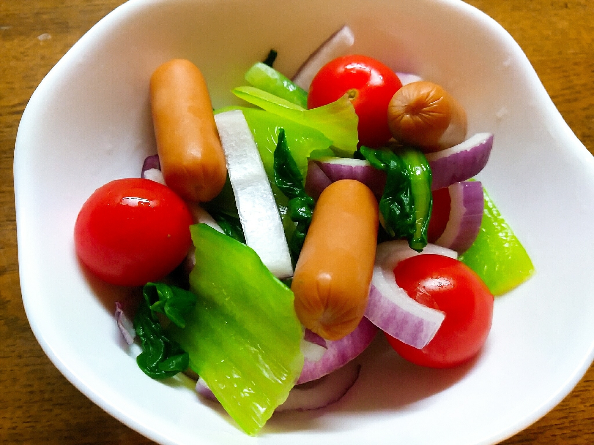 青梗菜ウインナー紫玉葱トマトのサラダ