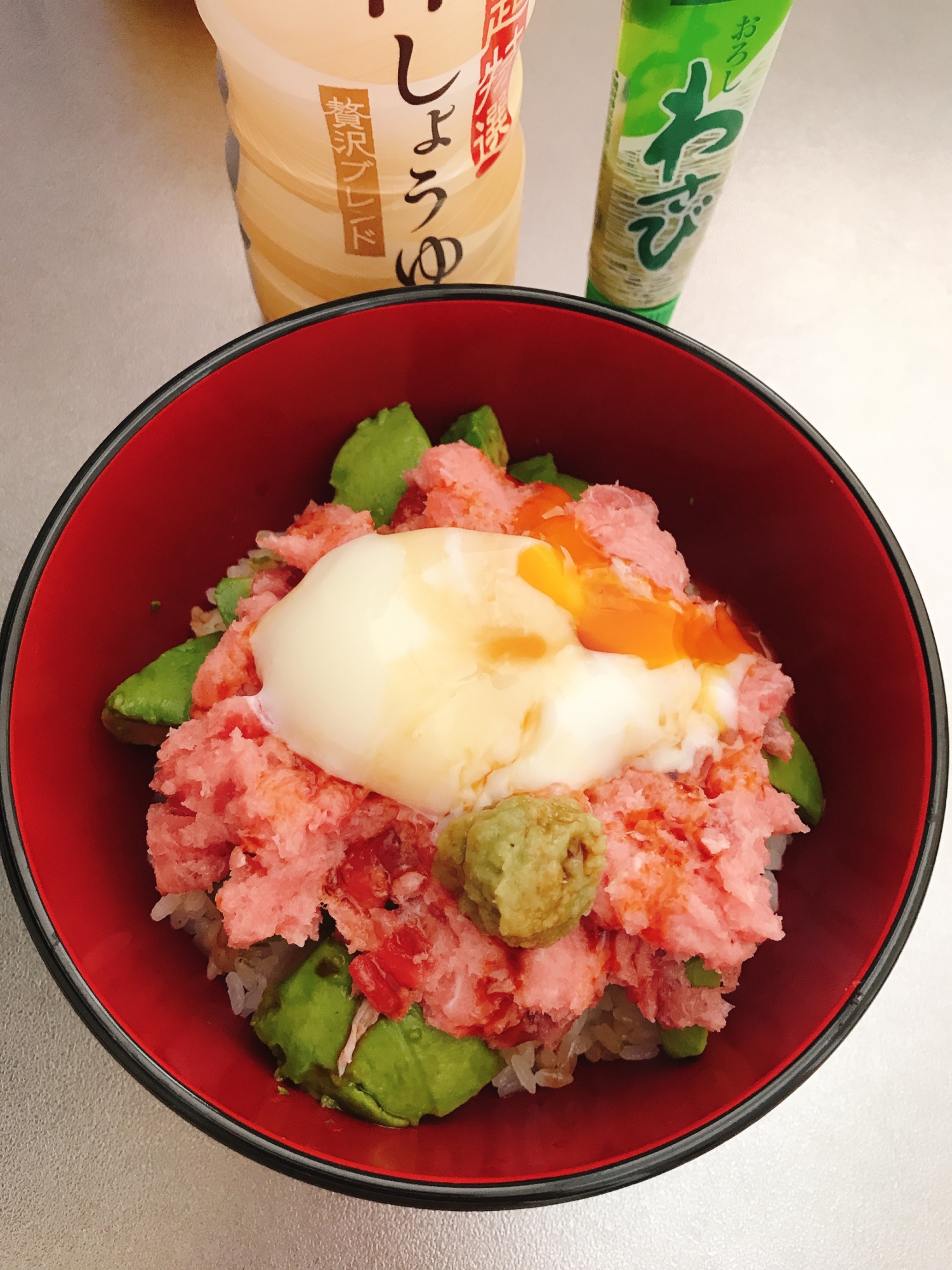 マグロたたきの温玉アボカド丼