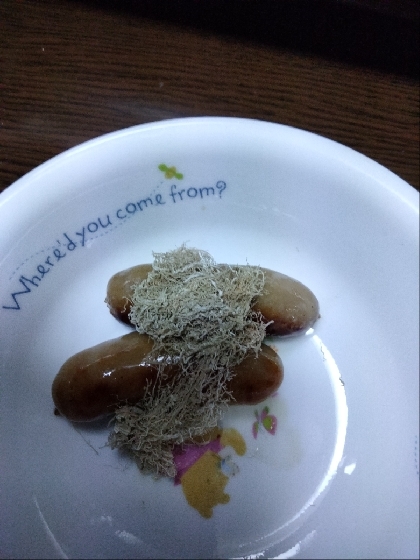 おつまみにとろろ昆布添えウインナー