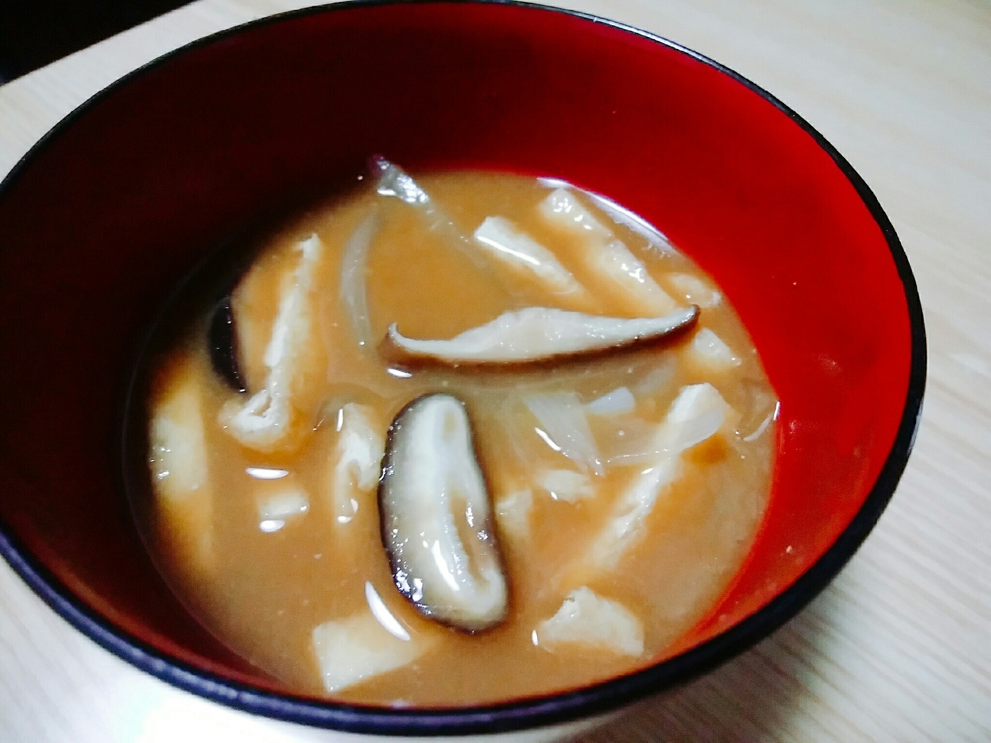 玉ねぎと油揚げと椎茸の味噌汁