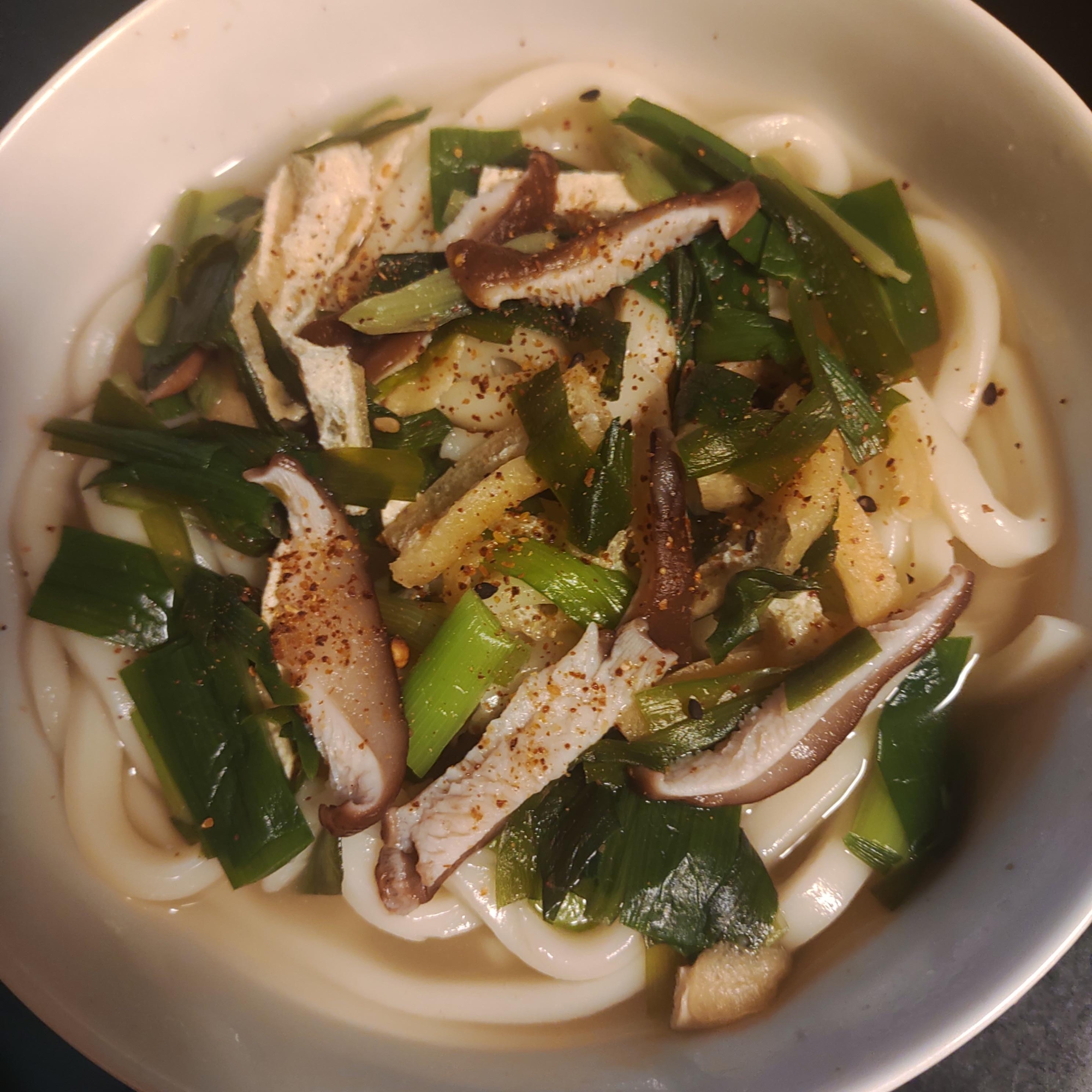 にら、油揚げ、しいたけのうどん