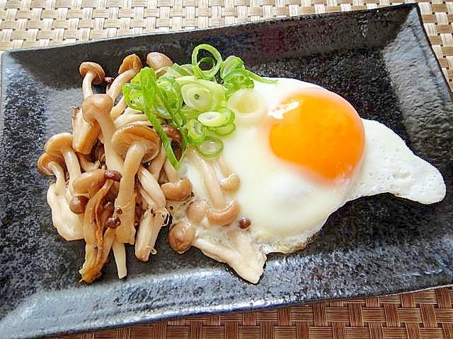 焼きしめじと一緒に☆目玉焼き