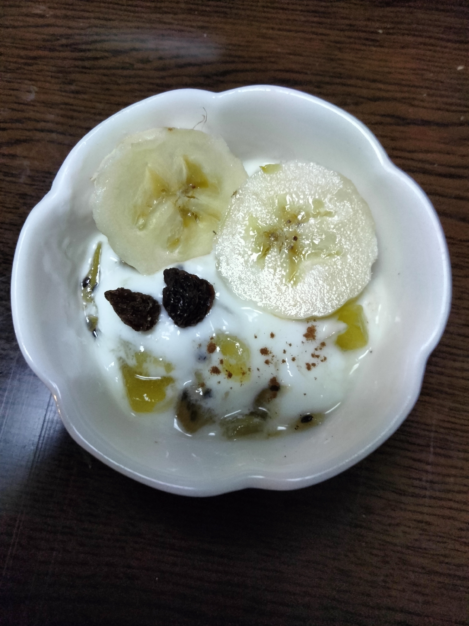 今日のヨーグルト♡キウイ混ぜてバナナレーズンのせて