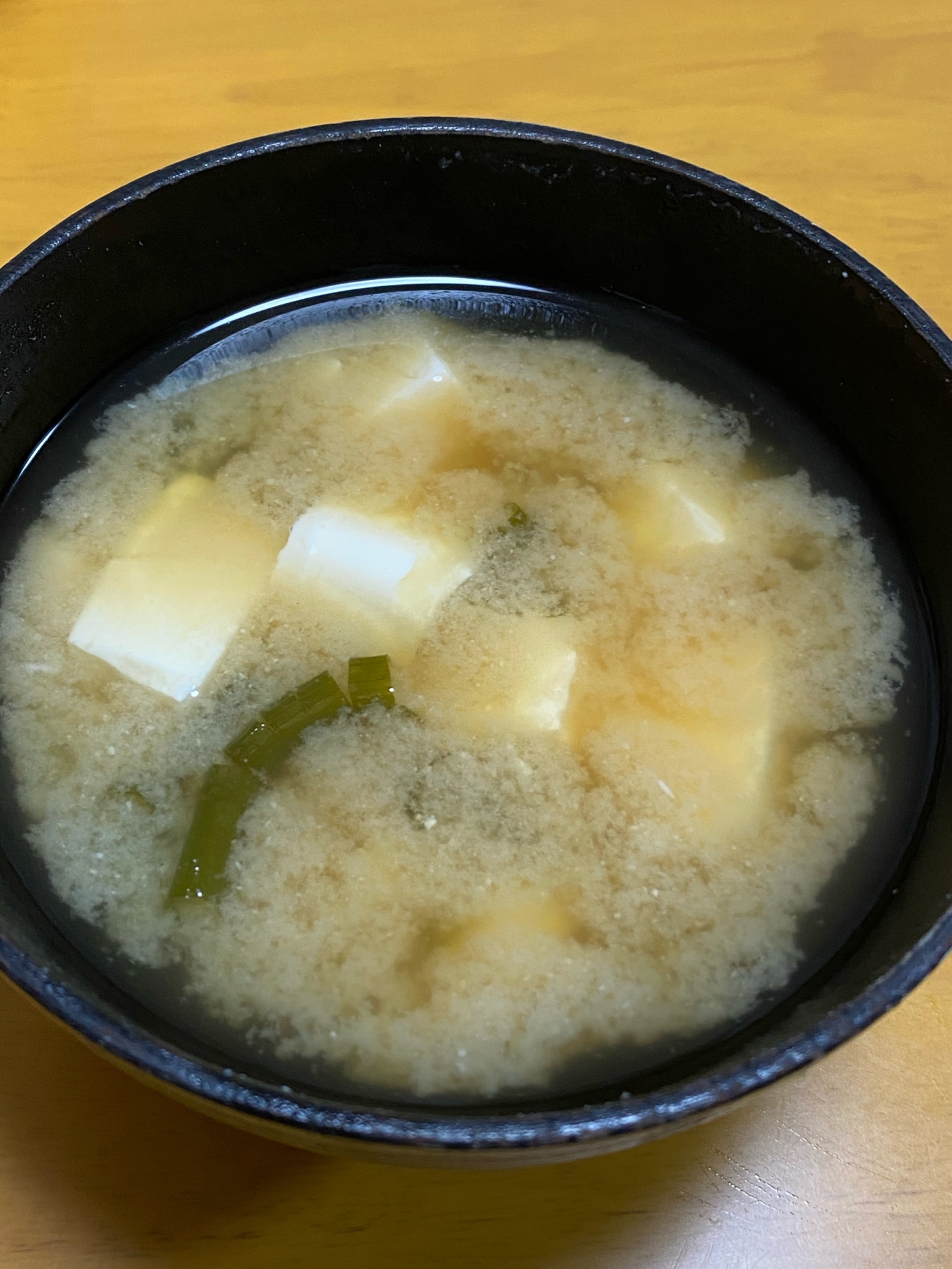 豆腐と万能ねぎ（青ねぎ）の味噌汁！