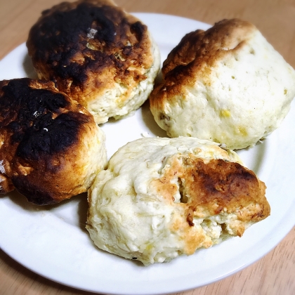 夜、食器も洗い終わった後にどうしても甘いものが食べたくなって作りました(^^)
グリルで焼いてちょっと目を離した隙に焦げちゃったけど、簡単なのでリベンジします！