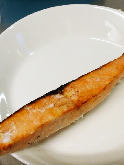 細身な鮭ですが、おいしく焼けました♪
冷凍魚って突然使いたくなることがあるから、解凍長時間かけなくてもグリルだけでやけちゃうのがうれしいです。