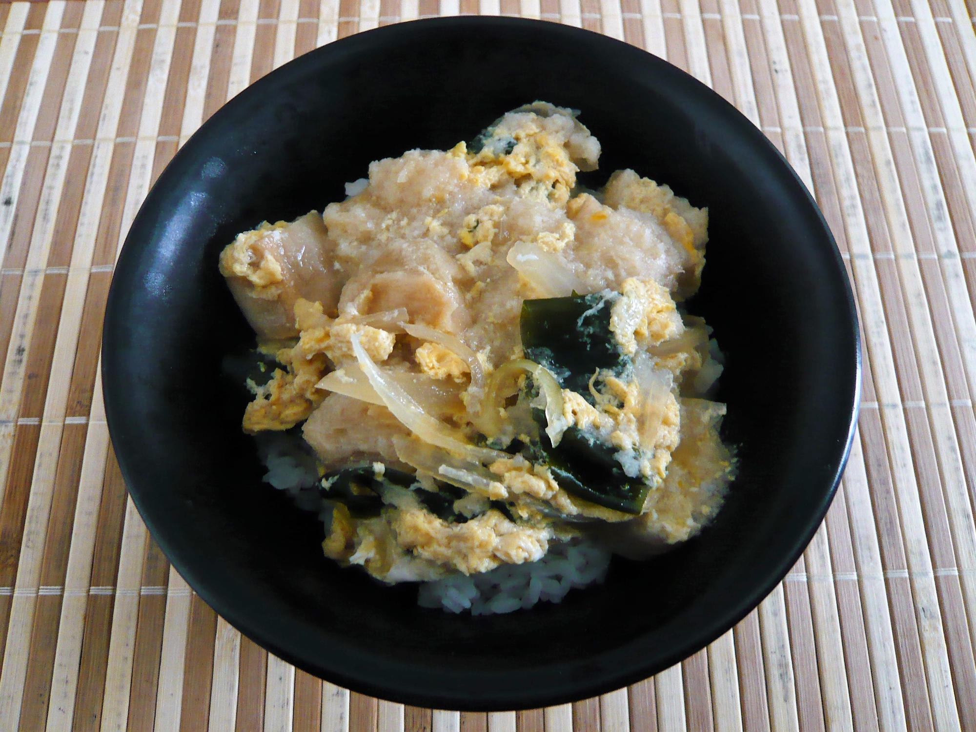 麩とわかめのふわふわ玉子丼