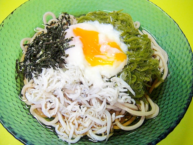 温玉乗せ☆めかぶしらす蕎麦