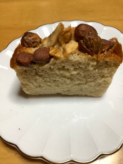 我が家もシリコンのパウンドケーキ型愛用してます。
トップにナッツを載せて焼いてみました。
美味しかったです。