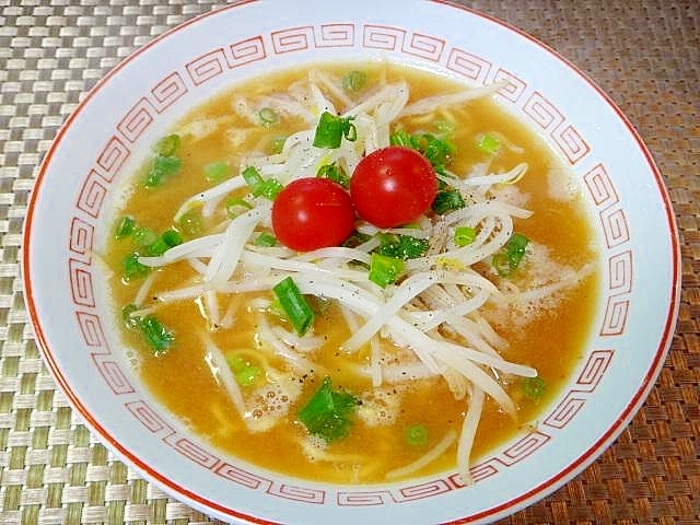 トマトともやしの味噌ラーメン