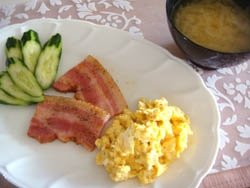卵とベーコンとみそ汁の朝食♪