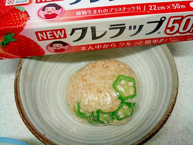 おくらと胡麻のピリピリおにぎり
