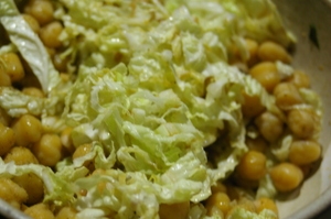 白菜とひよこ豆の荏胡麻油サラダ