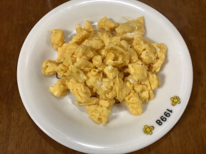 お弁当や丼ぶりに！マヨネーズ入りでふわふわ卵そぼろ