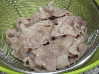 豚肉の茹で方、参考にさせて頂きました！
片栗粉でコーティングされているので、本当しっとりとやわらかく仕上がりますね。
しゃぶしゃぶ丼でいただきました♪