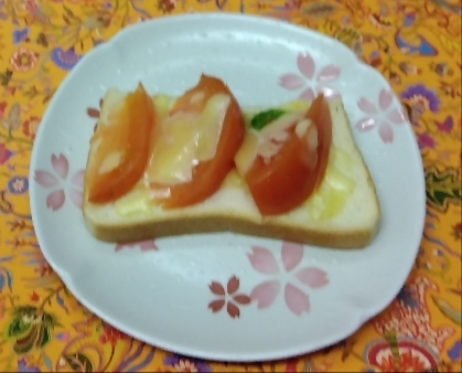 トマトとゆかりのチーズトースト