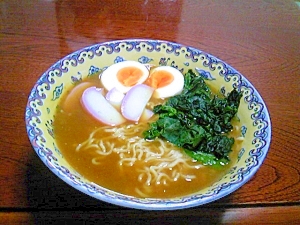 ホウレン草とタマゴとカマボコのカレー・ラーメン