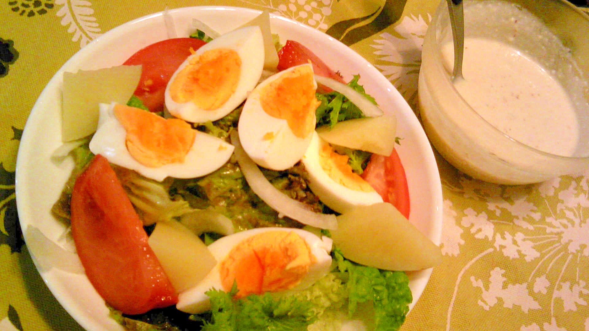 レタス・トマト・ゆで卵のサラダ