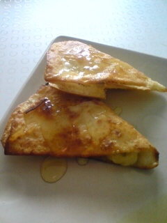 白い皿に盛り付けたバナナチミチャンガ